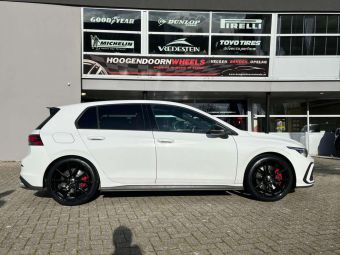 V1-WHEELS BLACK IN 19 INCH GEMONTEERD ONDER EEN VOLKSWAGEN GOLF VIII