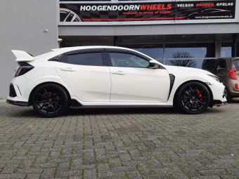 V1 WHEELS V1 IN 19 INCH BLACK GEMONTEERD ONDER EEN HONDA CIVIC TYPE R