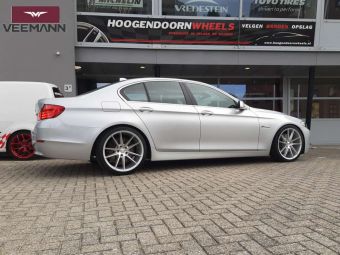 VEEMANN FLOW FORGED WHEELS IN BREEDSET 20 INCH GEMONTEERD ONDER EEN BMW 5 SERIE 