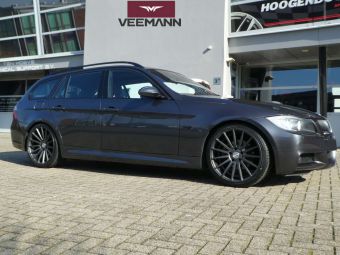 VEEMANN VC7 ANTRACIET IN BREEDSET GEMONTEERD ONDER EEN BMW 3 SERIE 