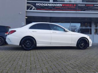 VEEMAN VELGEN VC520 GLANS ZWART IN 19 INCH GEMONTEERD ONDER EEN MERCEDES C-KLASSE