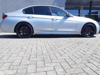 VEEMAN V-FS39 IN 19 INCH IN GLOSS BLACK GEMONTEERD IN BREEDSET ONDER EEN BMW 3 SERIE 