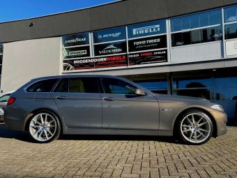 VEEMANN V-FS25 VELGEN IN SILVER MACHINED EN 20 INCH GEMONTEERD ONDER EEN BMW 5 SERIE 