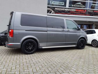 CARMANI 20 LUDWIG VELGEN MATT BLACK IN 20 INCH GEMONTEERD ONDER EEN VW T5