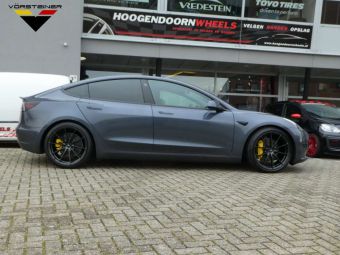 VORSTEINER WHEELS V FF 109 IN 20 INCH BREEDSET GEMONTEERD ONDER EEN TESLA MODEL 3