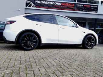 MONACO WHEELS GP6 IN BLACK IN 20 INCH GEMONTEERD ONDER EEN TESLA MODEL Y