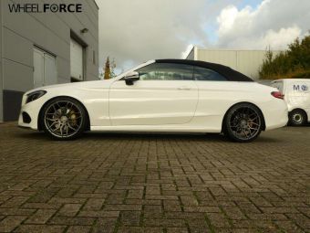 WHEELFORCE CF 2 DARK STEEL IN BREEDSET 20 INCH GEMONTEERD ONDER EEN C KLASSE CABRIO 