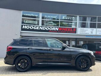 WHEELFORCE HE1-FF DEEP BLACK IN 21 INCH GEMONTEERD ONDER EEN BMW X3