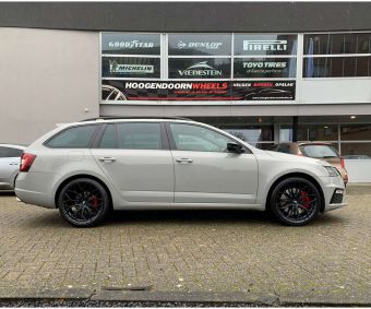 WHEELFORCE FLOWFORGE WHEELS SL1-FF IN DEEP BLACK EN 19 INCH GEMONTEERD ONDER EEN SKODA OCTAVIA RS