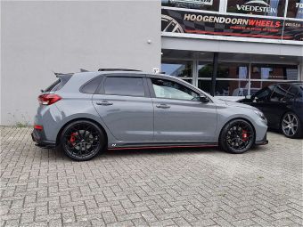 WHEELFORCE SL1 DEEP BLACK IN 19 INCH GEMONTEERD ONDER EEN HYUNDAI I30 N-PERFORMANCE