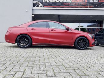 WHEELFORCE FLOWFORGE WHEELS SL1-FF IN DEEP BLACK EN 19 INCH GEMONTEERD ONDER EEN MERCEDES CLA