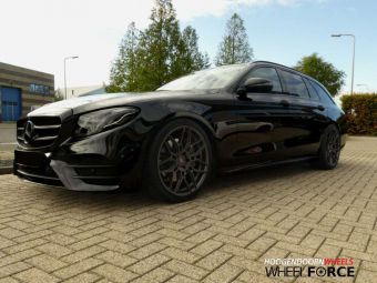 WHEELSFORCE CF-2 DARK STEEL 20 INCH BREEDSET GEMONTEERD ONDER EEN MERCEDES E KLASSE 