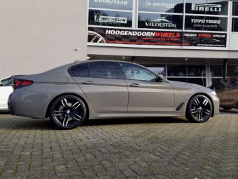 WHEELWORLD WH29 IN ZWART GEPOLIJST EN 19 INCH GEMONTEERD ONDER EEN BMW 5 SERIE 