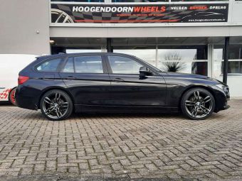 WHEELWORLD WH29 19 INCH IN DARK GUN METALLIC GEMONTEERD ONDER EEN BMW 3 SERIE 