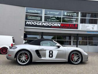 CONCAVER CVR3 BRUSHED TITANIUM IN 20 INCH GEMONTEERD ONDER EEN PORSCHE 718 BOXTER