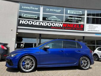 MOTEC ULTRALIGHT EVO LIGHT GREY IN 19 INCH GEMONTEERD ONDER EEN VOLKSWAGEN GOLF VIII